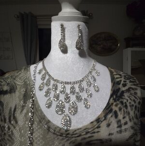 Dazzling Silver Teardrop Necklace And Earrings
